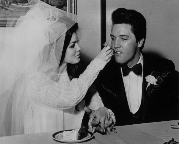 Elvis Presley e Priscilla Presley comemora o casamento em 1967 (Foto: Getty Images)