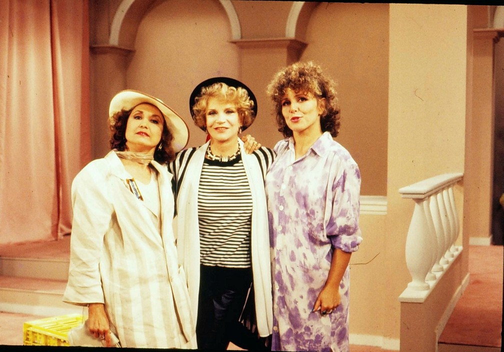 Eva Wilma, Tonia Carrero, Irene Ravache durante cena da novela 'Sassaricando', de 1987 — Foto: Acervo Grupo Globo