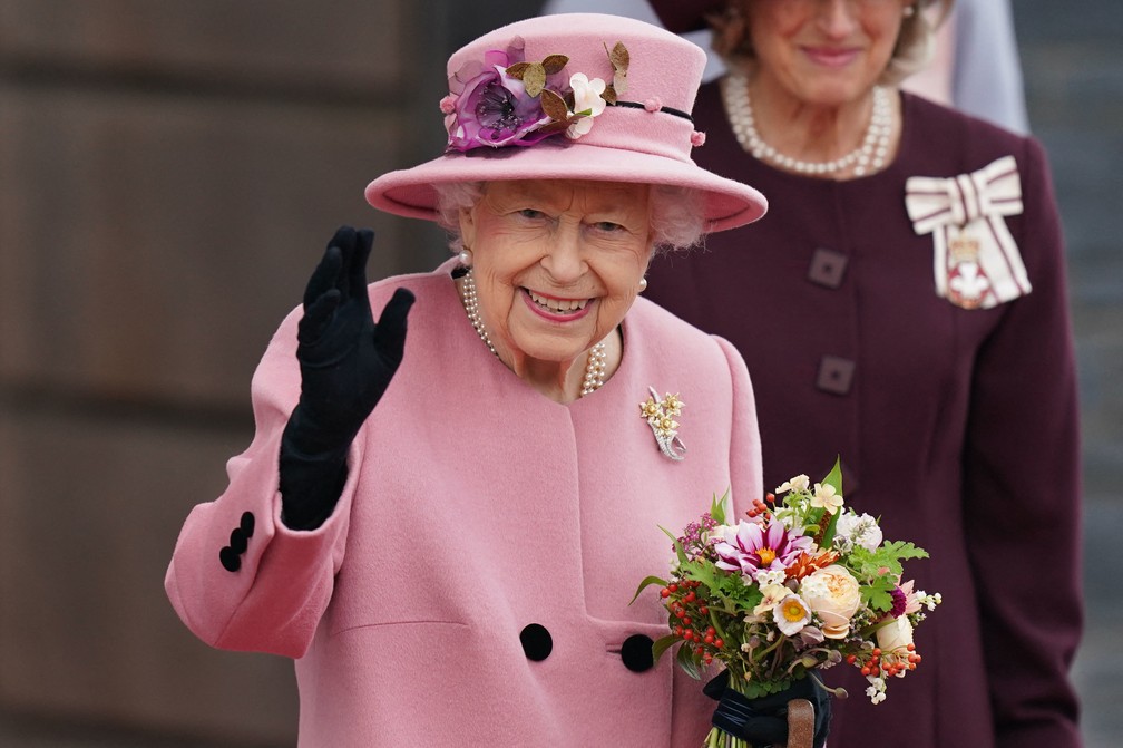 A rainha Elizabeth II, da Grã-Bretanha, acena após participar de sessão no Parlamento Galês, em Cardiff, no País de Gales, em 14 de outubro de 2021 — Foto: Jacob King/Pool via AFP