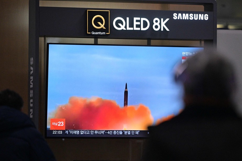 Homem observa televisão que mostra lançamento de míssil da Coreia do Norte