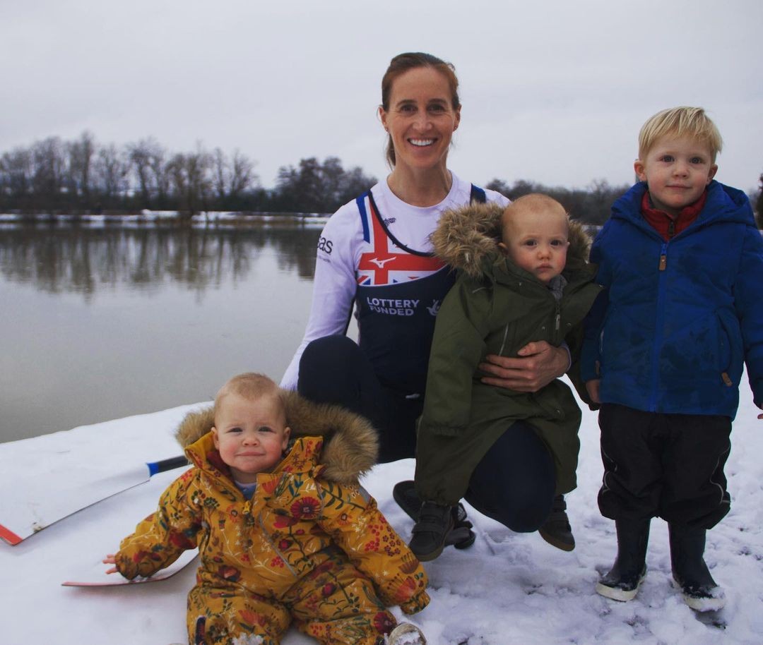 Helen Glover ao lado dos filhos Logan, 3, e os gêmeos Bo e Kit, 1 (Foto: Reprodução/Instagram)