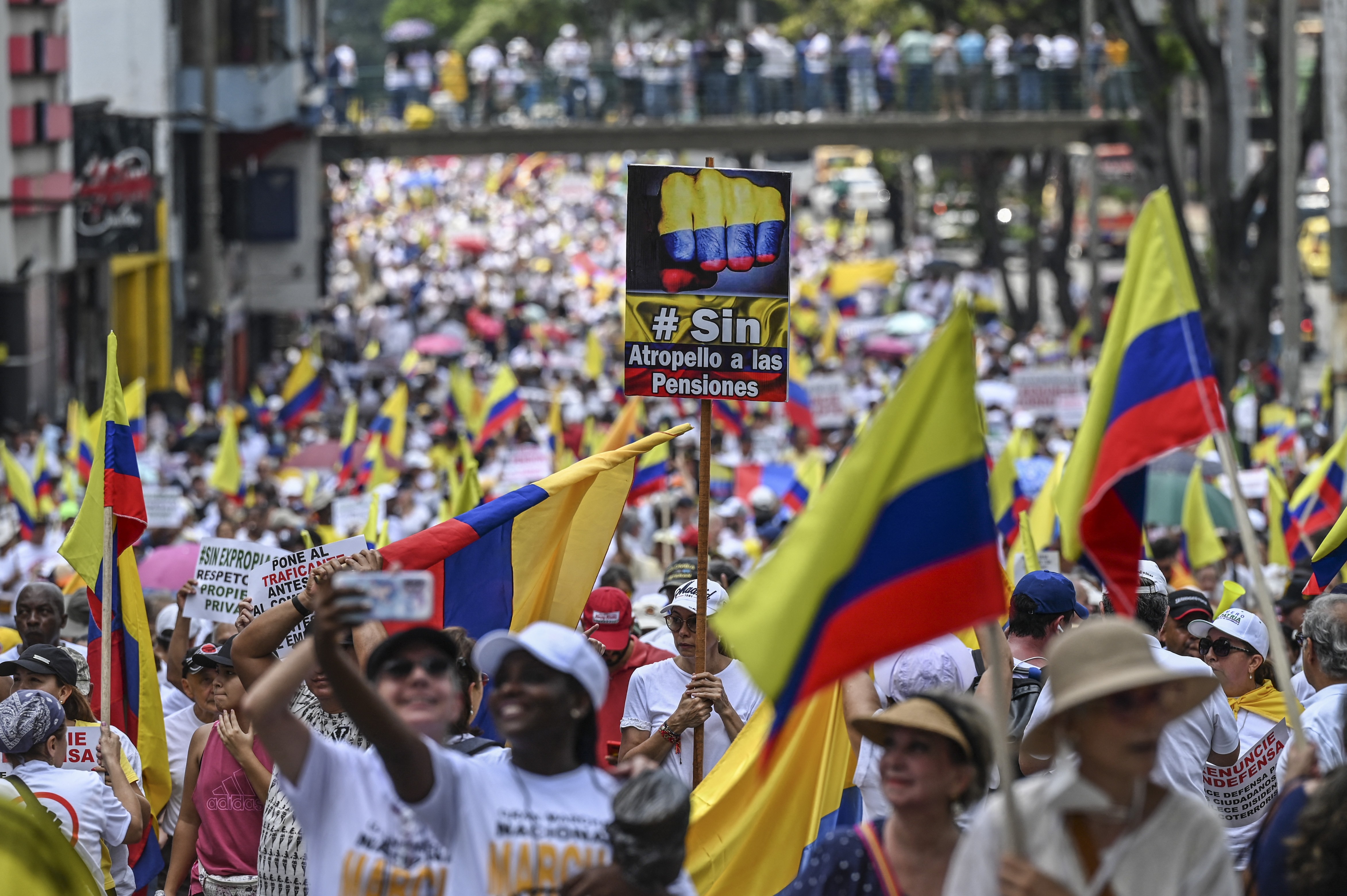 Milhares protestam na Colômbia contra Gustavo Petro, presidente de esquerda que assumiu há 50 dias
