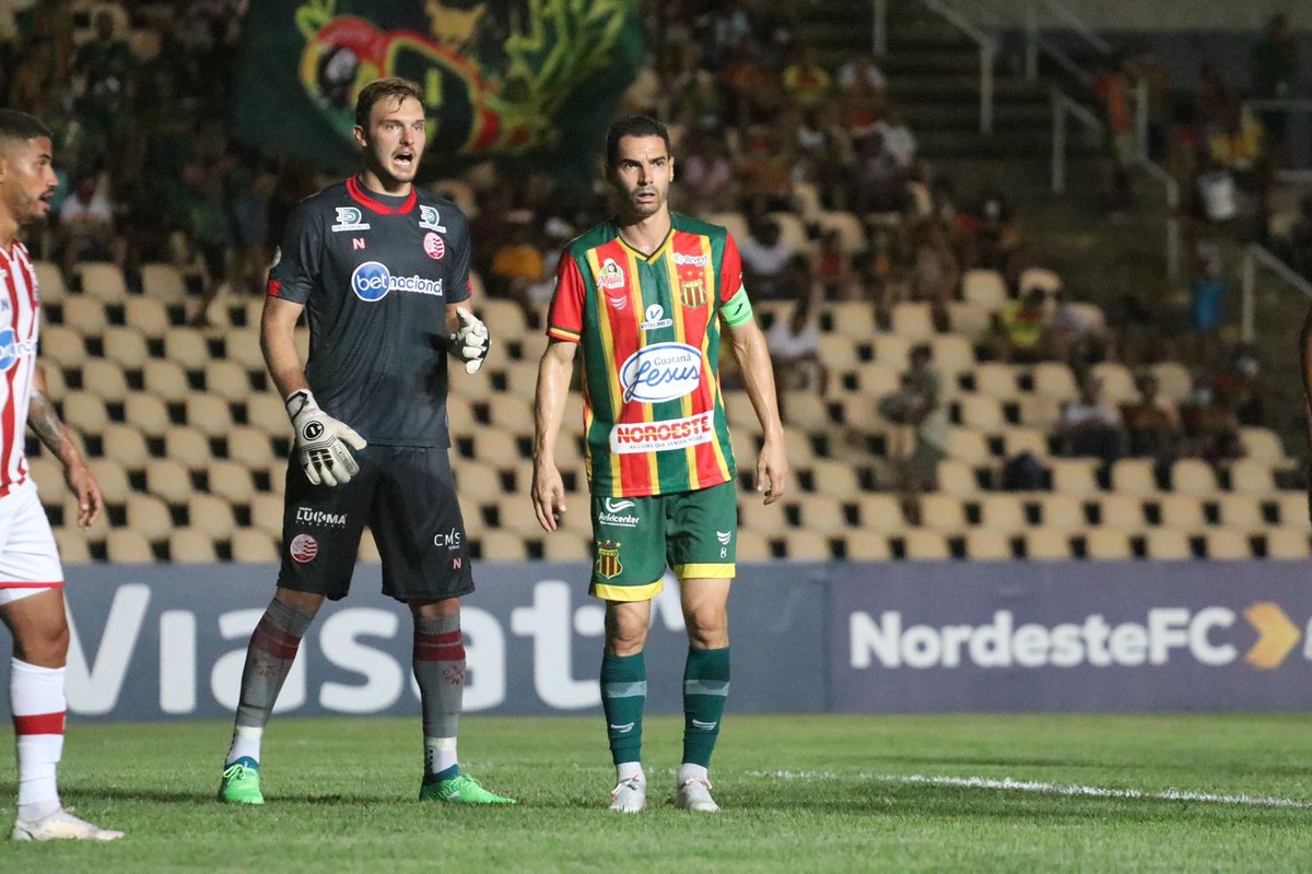 Atuações do Sampaio: Ferreira mantém sobriedade no meio-campo, mas não