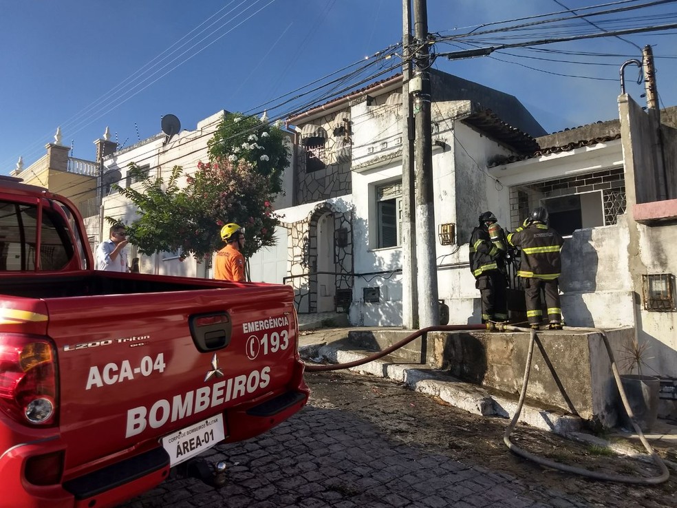 Bombeiros foram acionados para combater incÃªndio em casa no bairro do Farol, em MaceiÃ³ (Foto: Derek Gustavo/G1)
