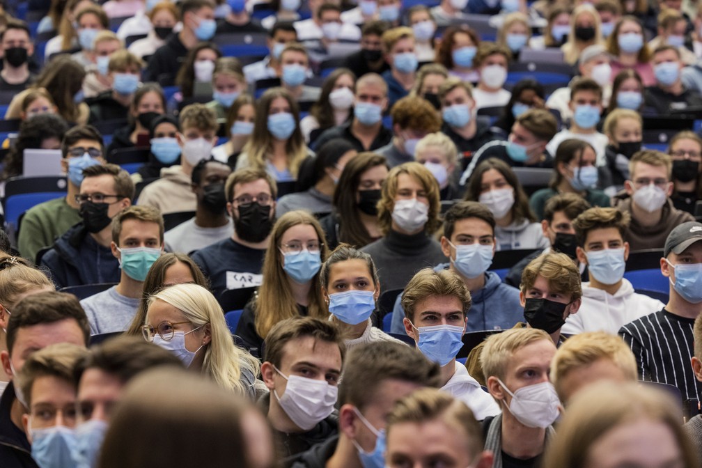 Multidão com máscaras de proteção na Universidade Westfaelische Wilhelms-Universitaet, em Muenster, na Alemanha, em 21 de outubro de 2021 — Foto: Rolf Vennenbernd/dpa via AP