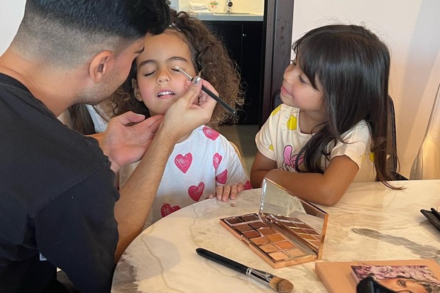 Georgina Rodríguez e os filhos que têm com Cristiano Ronaldo (Foto: Reprodução/Instagram)