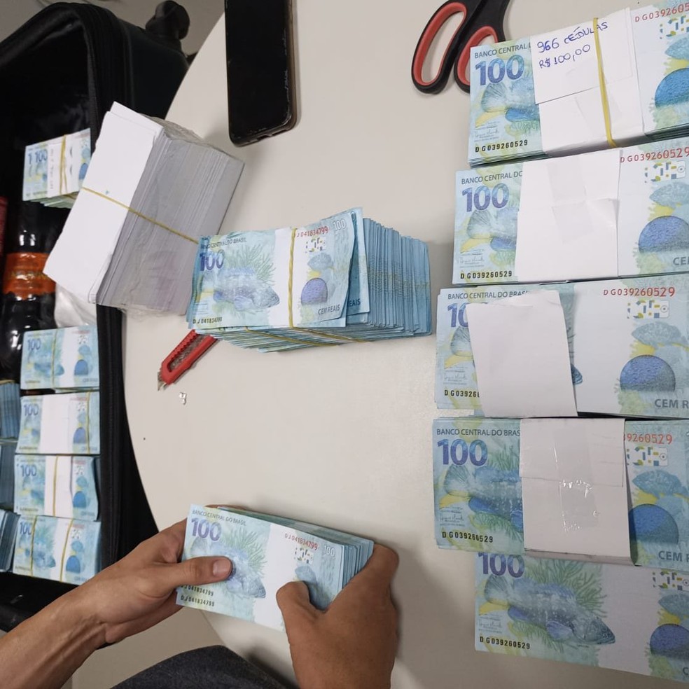 Montante apreendido pela Polícia Federal no aeroporto de Fortaleza chegou a R$ 1,2 milhão. — Foto: Divulgação/PF