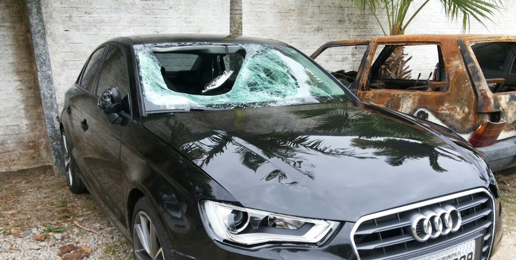 Audi A3 foi abandonado na SC-401 (Foto: Thomas Braga/RBS TV)