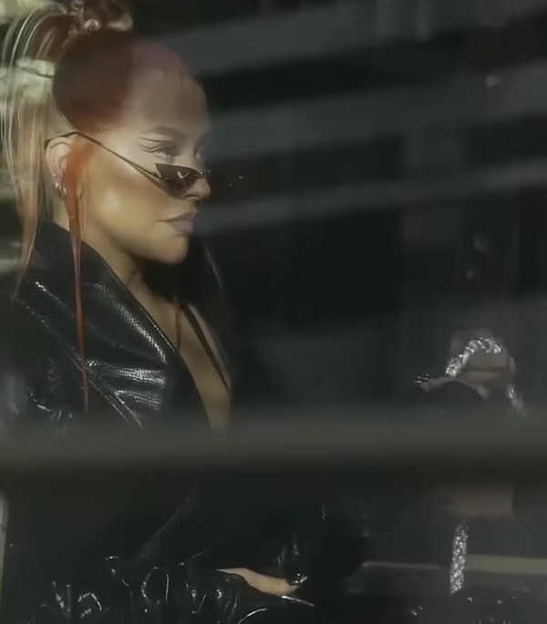 Christina Aguilera em cena do clipe da canção Pa Mis Muchachas (Foto: Reprodução)