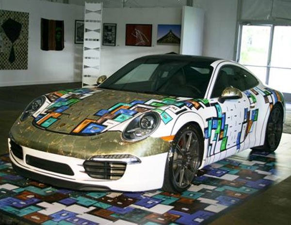 Porsche pintado por artista venezuelano vai a leilão com lance inicial de US$ 4.500. (Foto: Divulgação)