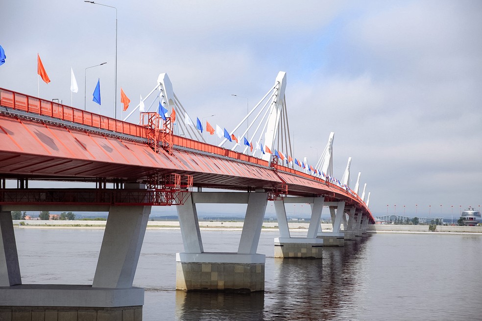 Imagem da ponte que conecta a Rússia e a China — Foto: AFP
