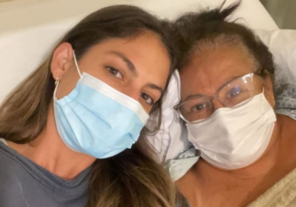 Mari Gonzalez e a mãe, Sônia, que está hospitalizada em SP (Foto: Reprodução/Instagram)