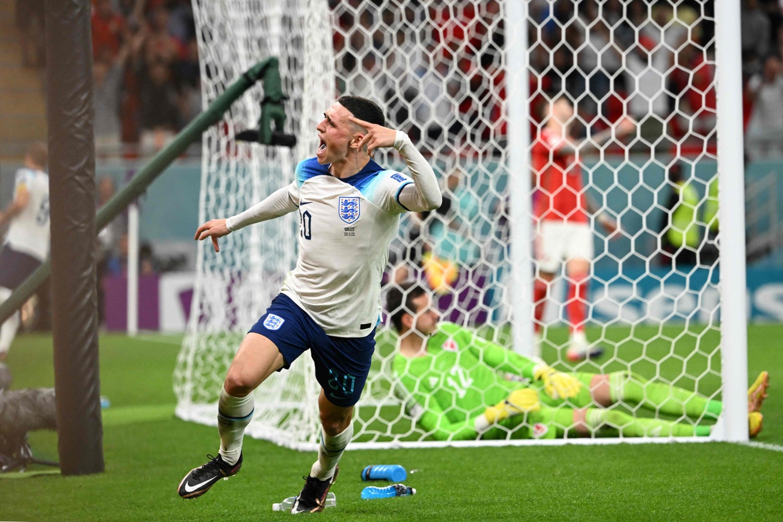 Phil Foden, comemora o segundo gol da Inglaterra  — Foto: Ina Fassbender / AFP