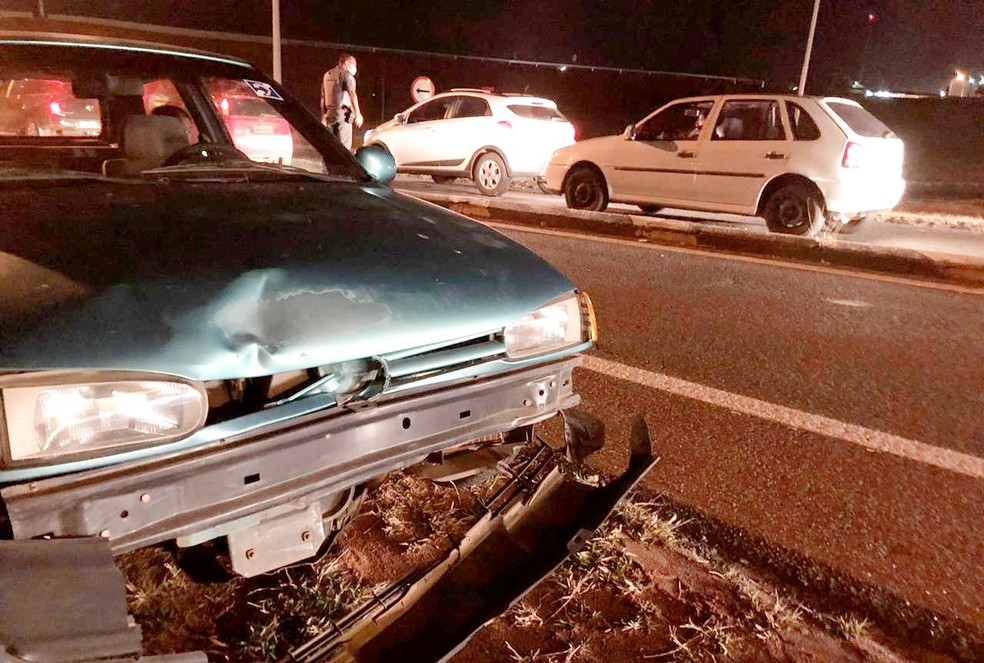 Motorista do carro que atropelou o motociclista não se feriu no acidente — Foto: Acontece Botucatu/Divulgação