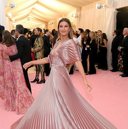 NEW YORK, NEW YORK - MAY 06: Gisele Bündchen attends The 2019 Met Gala Celebrating Camp: Notes on Fashion at Metropolitan Museum of Art on May 06, 2019 in New York City. (Photo by Neilson Barnard/Getty Images) (Foto: Getty Images) — Foto: Vogue
