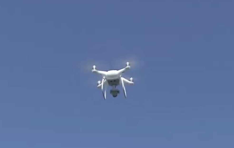 Drone sobrevoa o mar — Foto: Reprodução/Rede Globo