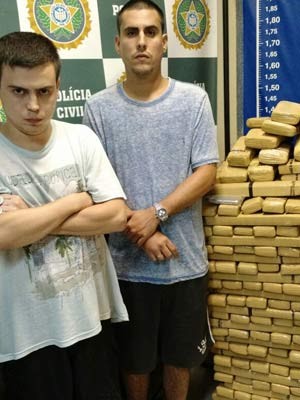 Jovens presos com cerca de 300 quilos de maconha, na Tijuca (Foto: Divulgação/ Polícia Civil)