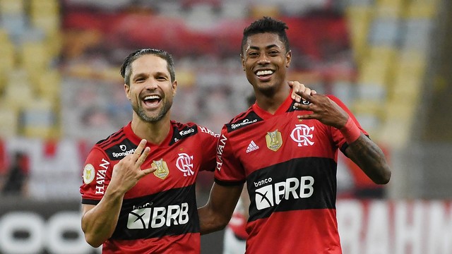 Bruno Henrique e Diego comemoram goleada do Flamengo sobre o São Paulo