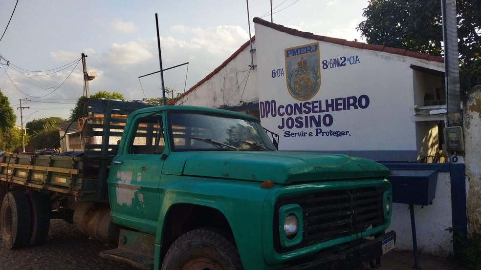 Material foi encontrado na caminhonete após fuga dos criminosos  — Foto: Polícia Militar/Divulgação