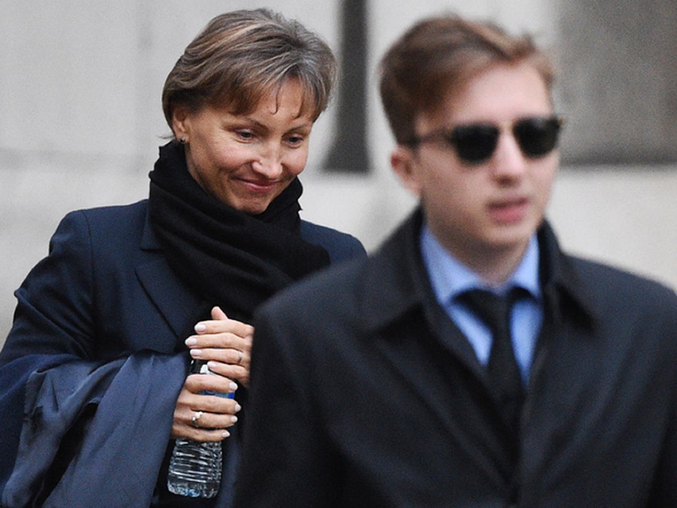Marina Litvinenko e seu filho Anatoly deixam a Corte Real de Justiça de Londres em foto de 20165 — Foto: Justin Tallis/AFP
