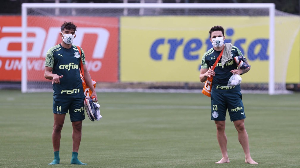 Gustavo Scarpa e Raphael Veiga, na Academia de Futebol do Palmeiras — Foto: Cesar Greco/Ag. Palmeiras