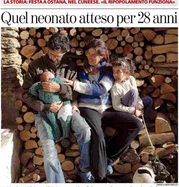 Pablo e sua família: ele é o primeiro bebê a nascer na cidade depois de 28 anos (Foto: Reprodução/La Stampa)