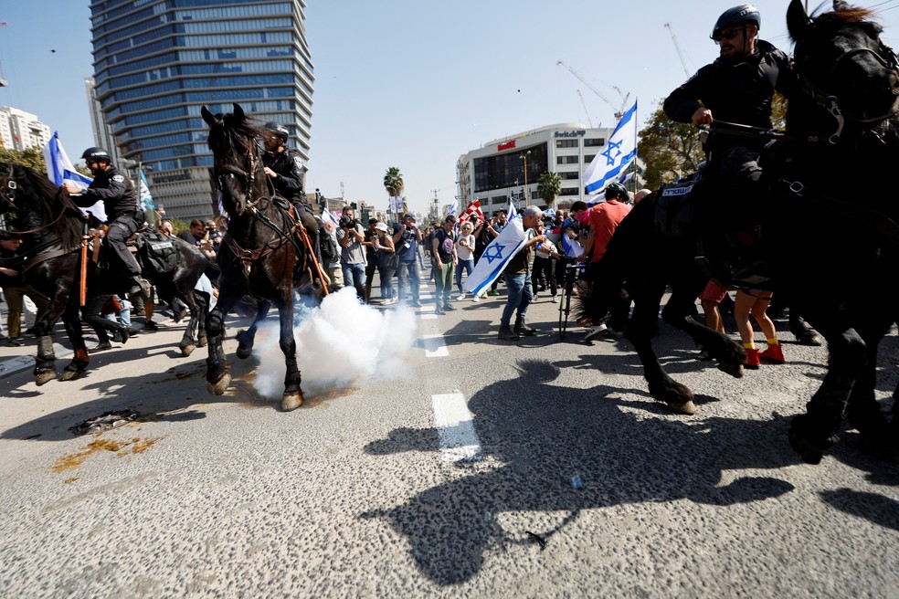 Polícia montada joga bombas de efeito moral em manifestação contra reformas propostas por Netanyahu, em Tel Aviv — Foto: Amir Cohen/Reuters