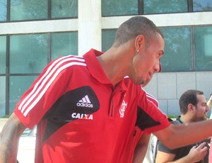 Paulinho é o mais festejado na volta da delegação rubro-negra ao Rio