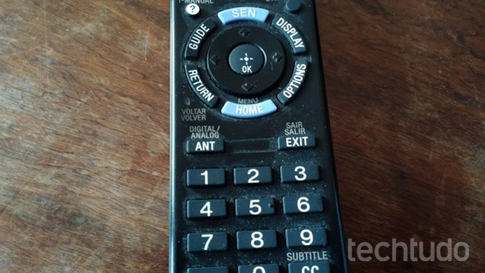 Aperte o botão "Home" do seu controle remoto (Foto: Felipe Alencar/TechTudo)