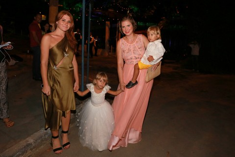 Mariah Rocha e Carolinie Figueiredo (com os filhos, Bruna e Theo)
