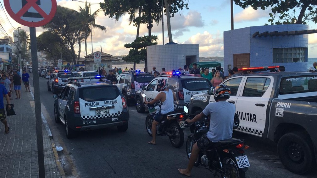 Viaturas da PolÃ­cia Militar na orla da praia de Ponta Negra, apÃ³s assassinato em barraca de praia â Foto: HeloÃ­sa GuimarÃ£es/Inter TV Cabugi