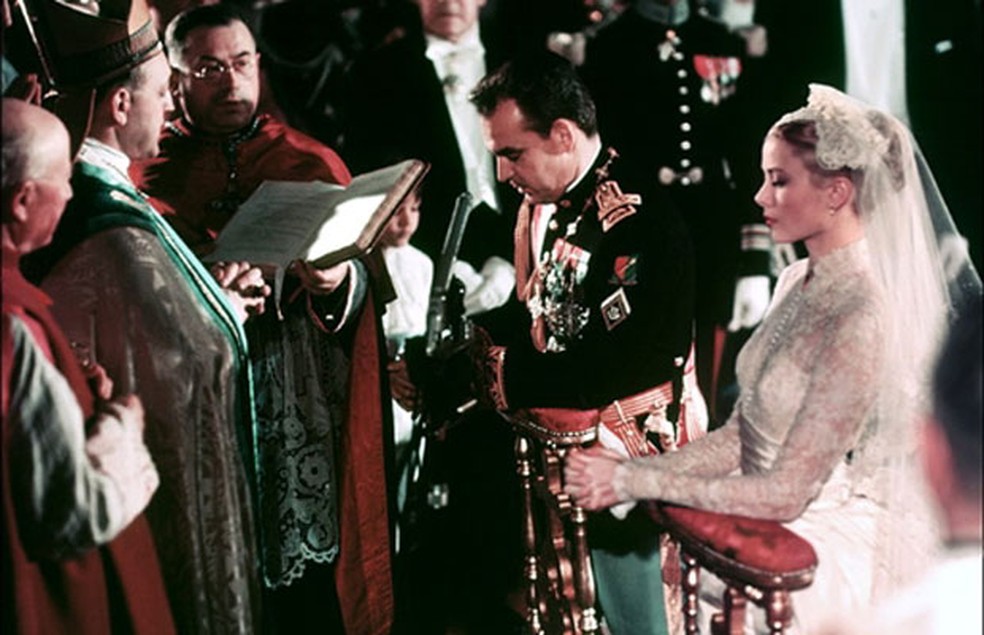 Grace Kelly em seu casamento com o príncipe Rainier III, de Mônaco, em abril de 1956 (Foto: AFP)