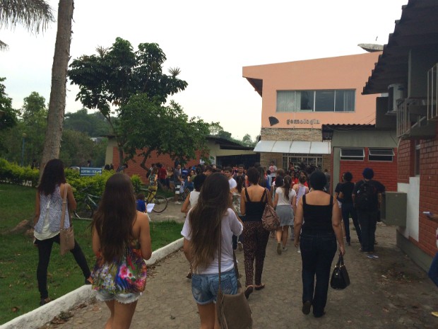 Candidatos chegando a local de prova (Foto: Juliana Borges/ G1)