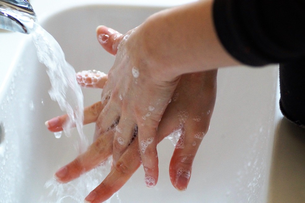 Lavar as mãos com água e sabão é uma das recomendações para evitar a contaminação pelo coronavírus — Foto: ivabalk/Pixabay 