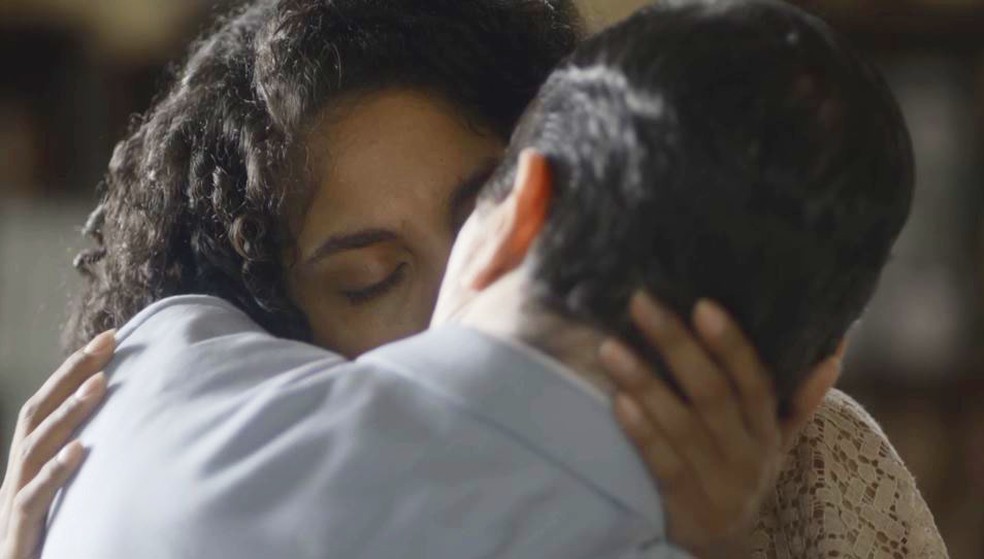 Shirley (Barbara Reis) e João Aranha (Caco Ciocler) se beijam em 'Éramos Seis' — Foto: Globo 