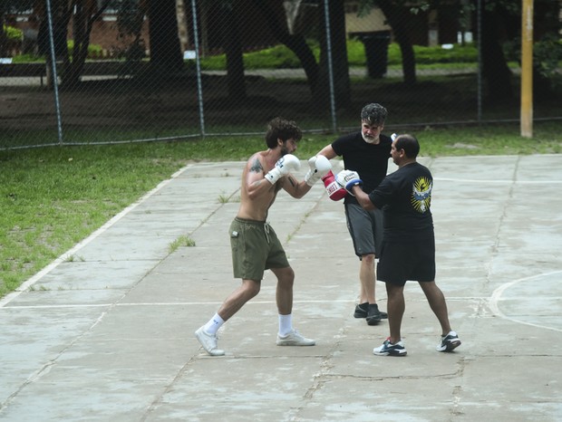 Chay Suede leva filhos para treino de boxe (Foto: AgNews)