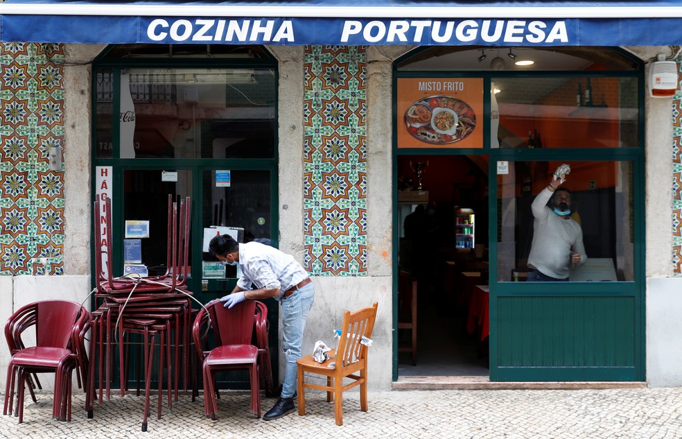 Restaurante em Lisboa, Portugal, se prepara para reabertura após confinamento — Foto: Rafael Marchante/Reuters