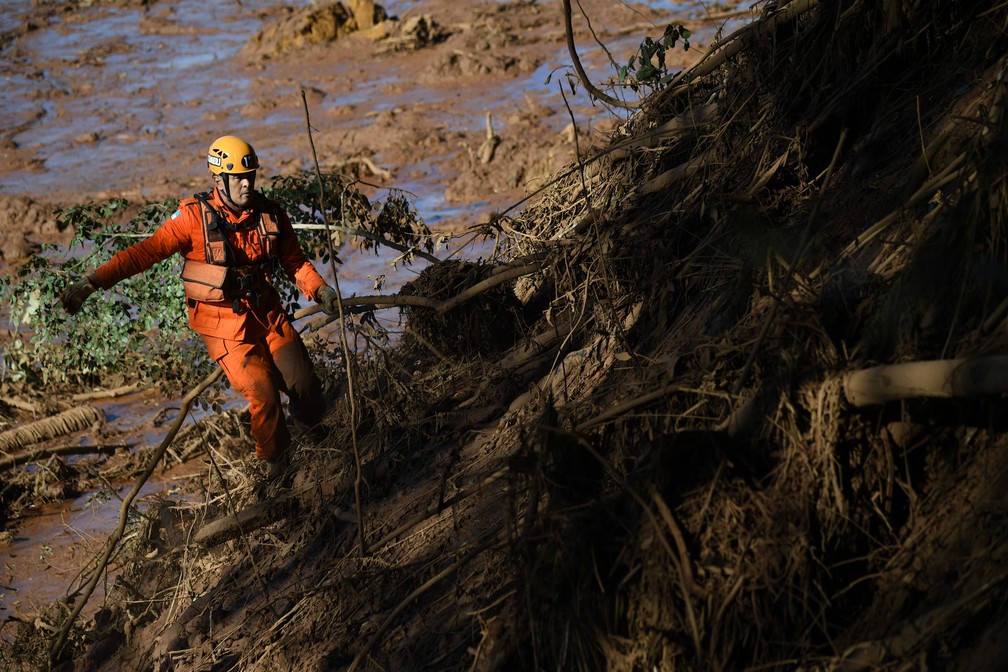 Bombeiro trabalha em equipe de buscas em Brumadinho após rompimento de barragem — Foto: Mauro Pimentel/AFP