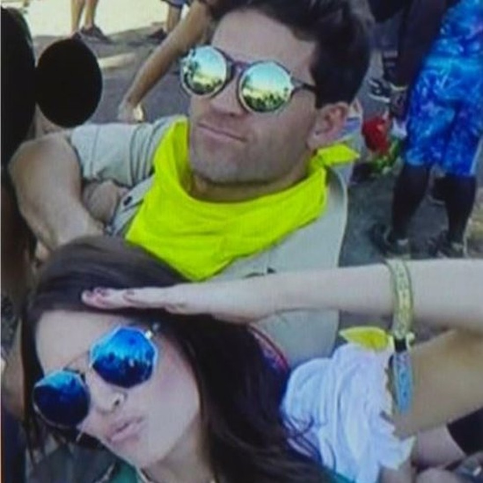 O casal também é acusado de crimes relacionados à posse de drogas e armas não registradas — Foto: BBC/CBS