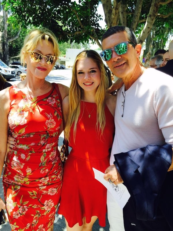 O ator Antonio Banderas com sua ex, a atriz Melanie Griffith, e a filha de ambos (Foto: Twitter)