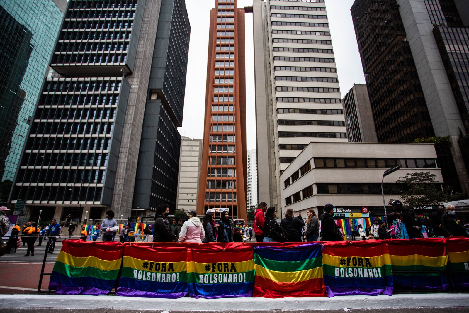 Além da tradicional irreverência que marca a Parada do Orgulho LGBT+, o evento deste ano é marcado pelo protesto político, de defesa dos direitos civis e crítica ao atual presidente. — Foto: Maria Isabel Oliveira / Agência O Globo