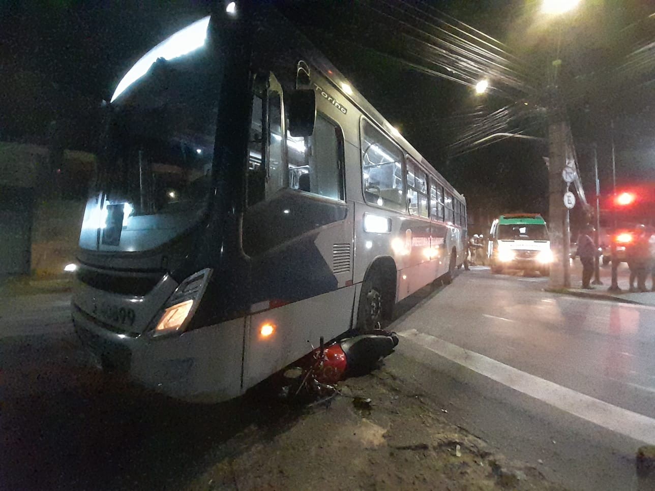 Acidente com ônibus deixa mulher e criança feridas no bairro Padre Estáquio, em Belo Horizonte