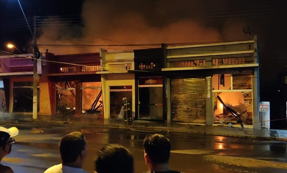 Incêndio atingiu cinco lojas na Avenida Nove de Julho, em Tupi Paulista — Foto: Edmar Machado Ramos