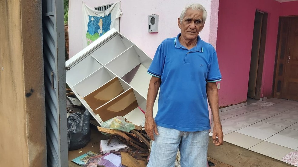 Filho e nora do senhor Antônio Alves perderam móveis e ficaram desabrigados, em Piripiri no Piauí — Foto: Renan Nunes/ TV Clube