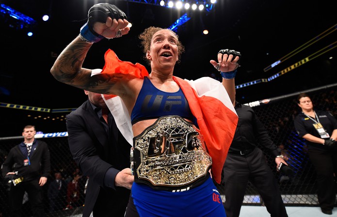 Germaine de Randamie conquistou o cinturão numa luta esquecível no UFC 208 — Foto: Getty Images