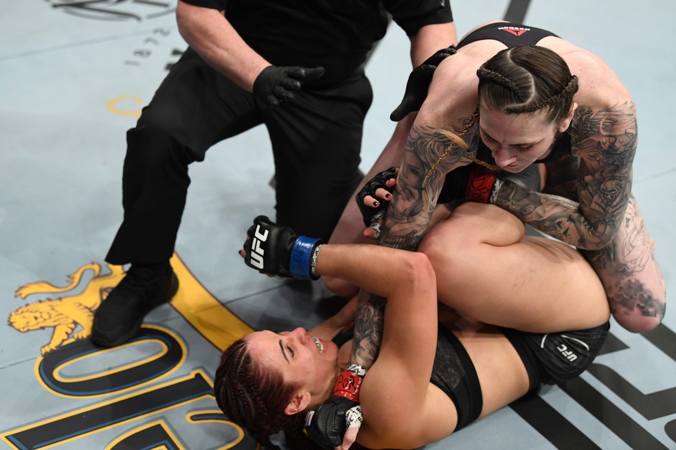 Megan Anderson nocuteou Norma Dumont no primeiro round no UFC Norfolk — Foto: Getty Images