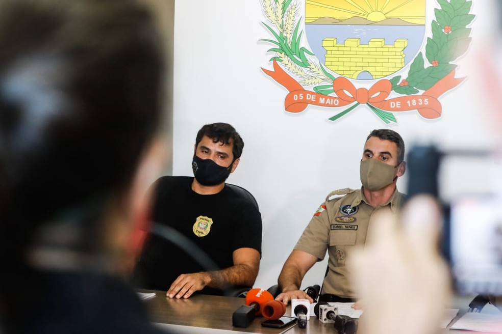 Delegado Paulo Alexandre Freyesleben e Silva e o Tenente-Coronel Daniel Nunes, comandante do 12º batalhão da PM — Foto: Diorgenes Pandini/ NSC
