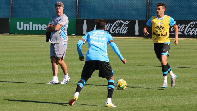 Renato repete tática e observa elenco do Grêmio em novo treino coletivo