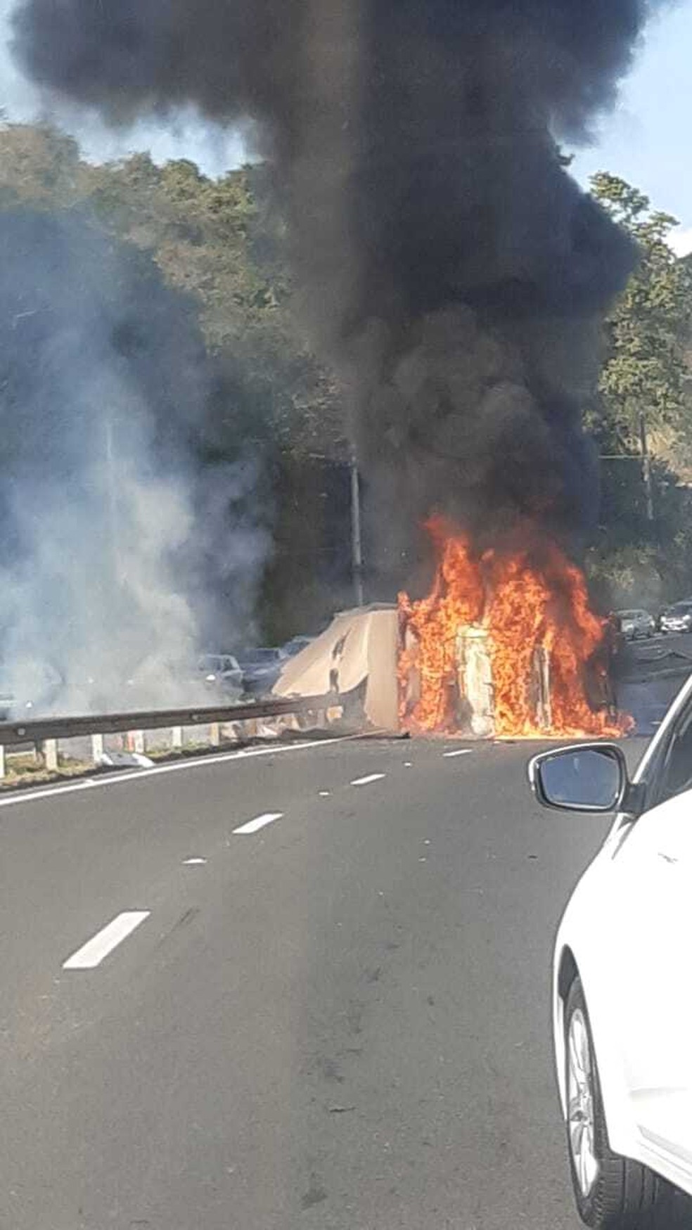 Ve&iacute;culo ficou em chamas ap&oacute;s capotar na Rodovia Jo&atilde;o Beira, em Jaguari&uacute;na &mdash; Foto: Rodrigo Ortiz