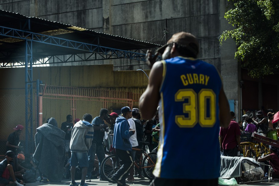 Homem na Rua Helvética, local onde ficam reunidos dependentes químicos em São Paulo